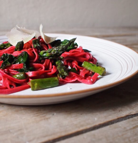 Tagliatelle z červené řepy s chřestem