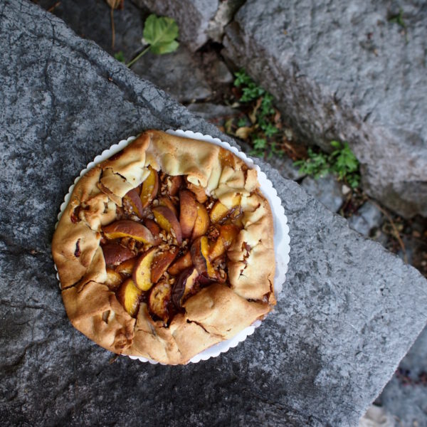 Galette s broskvemi a vlašskýmí ořechy