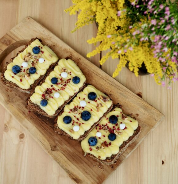 Cuketový chlebíček s ořechy a lime curd